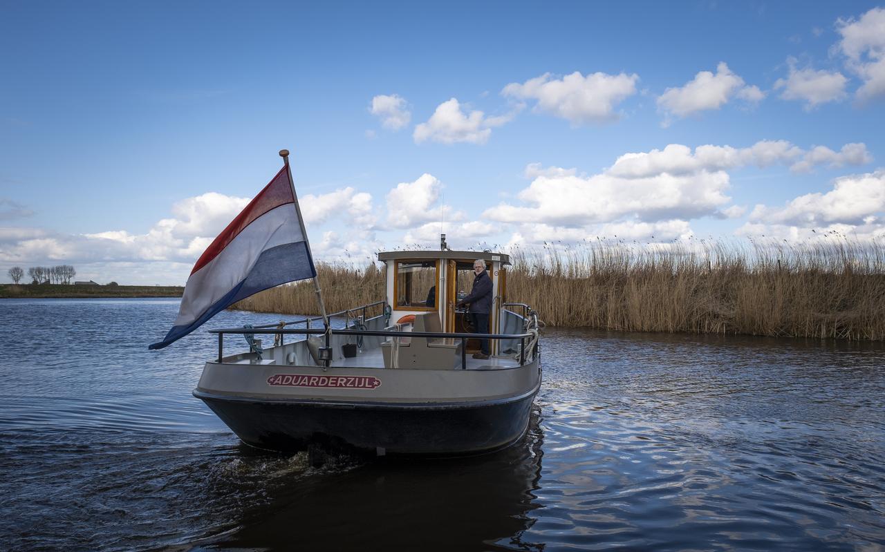 Het nieuwe vaarseizoen van het pontje Reitdiepveer is begonnen. Vrijwilliger Jaap Riedel heeft de trossen losgegooid. Het nieuwe vaarseizoen van het pontje Reitdiepveer is begonnen. Vrijwilliger Jaap Riedel heeft de trossen losgegooid.