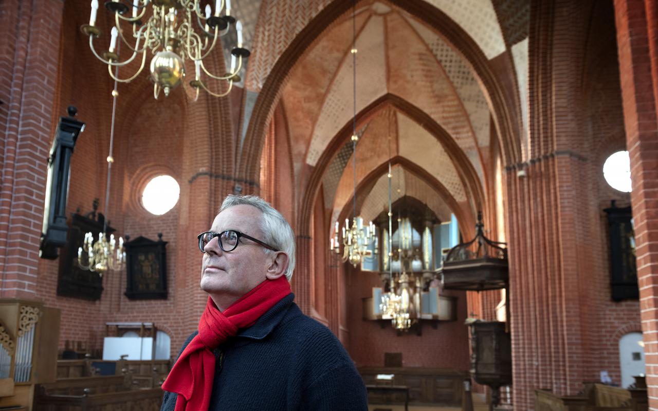Anjo de Haan in de Jacobuskerk in Zeerijp. Na 31 jaar stopt hij als dirigent van het koor Ensemble Sonus Vita.