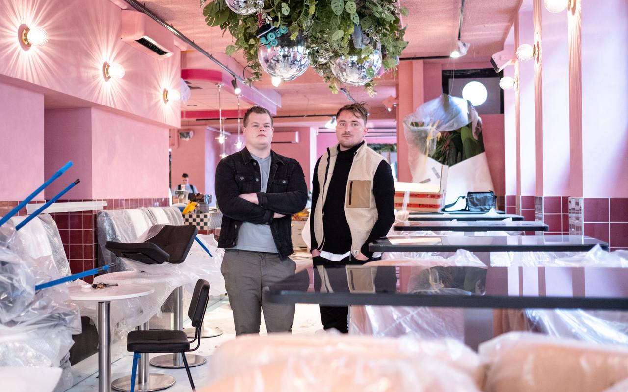 Tom Bullinga en Emile Bos (rechts) beginnen aan de Nieuwe Markt in Groningen een restaurant dat zijn inspiratie haalt uit Amerikaanse diners.