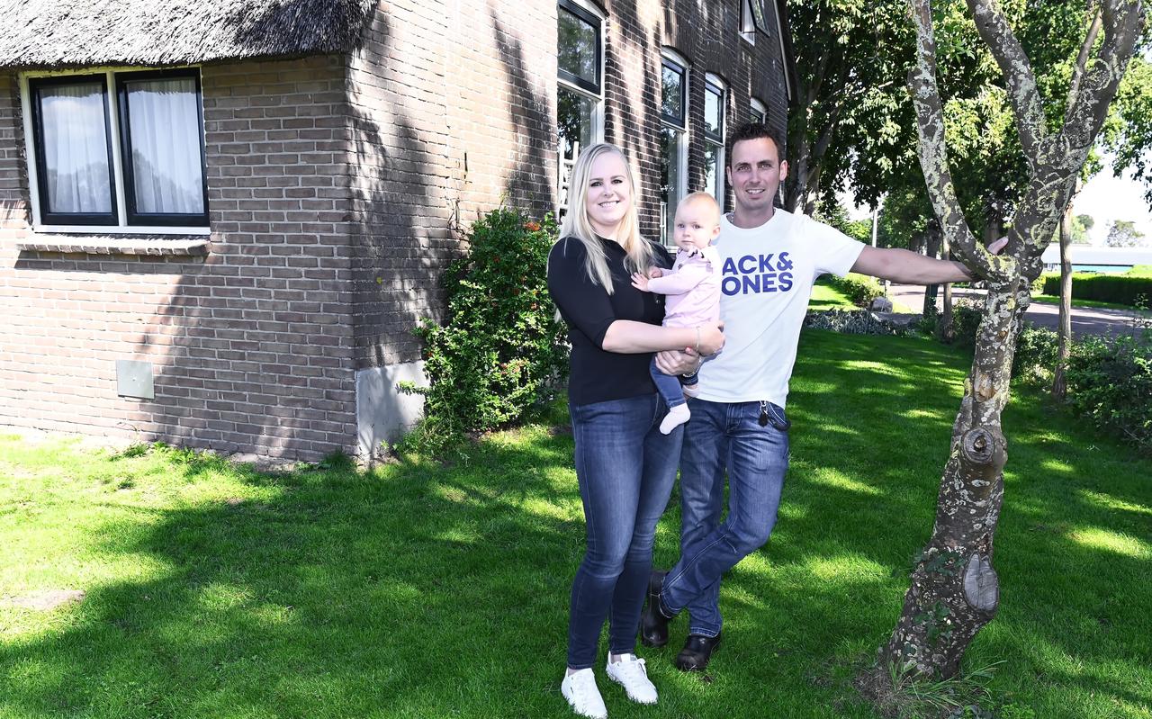 Herwin en Michelle Dekker met hun dochtertje. Herwin en Michelle Dekker met hun dochtertje.