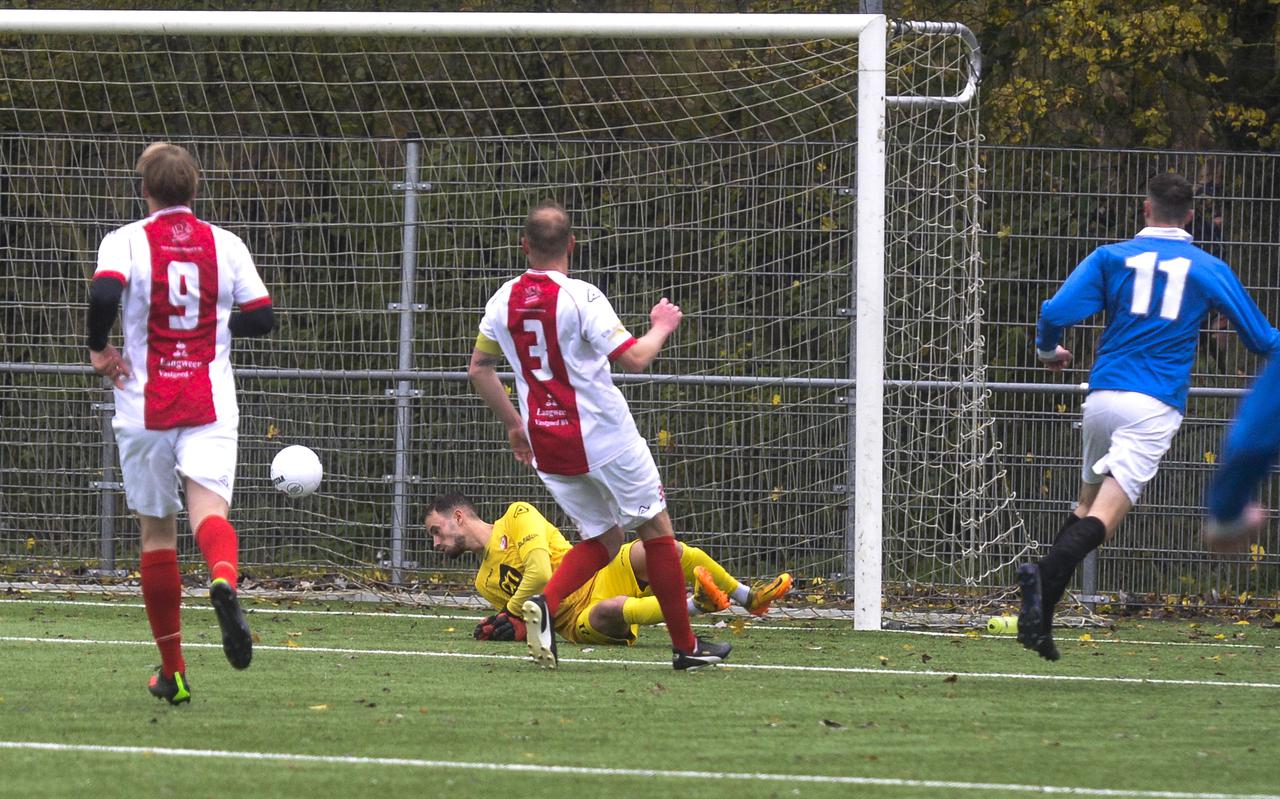 Patrick Venema laat Jubbega-doelman Sytse Yde Kielstra kansloos en scoort de 2-0.