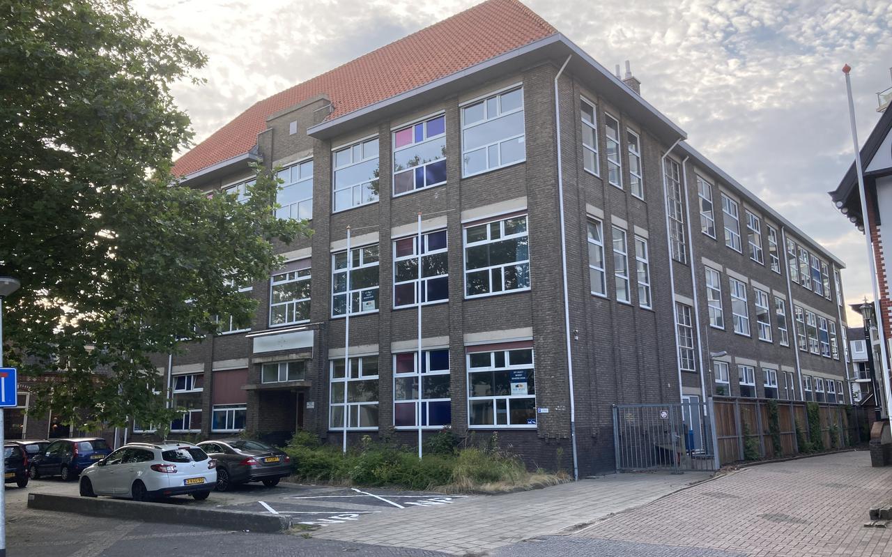 De voormalige ambachtsschool in Emmen. Het oude gedeelte, aan de kant van de Stationsstraat, wil de gemeente voor het nageslacht behouden.