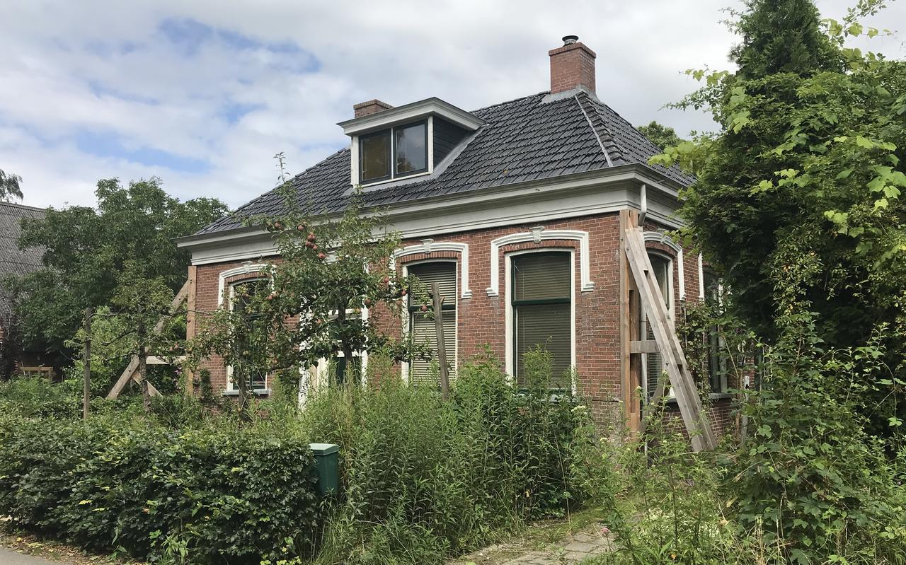 Een gestut huis als gevolg van de aardbevingen, op de Kollerijweg in Woltersum. Een gestut huis als gevolg van de aardbevingen, op de Kollerijweg in Woltersum.
