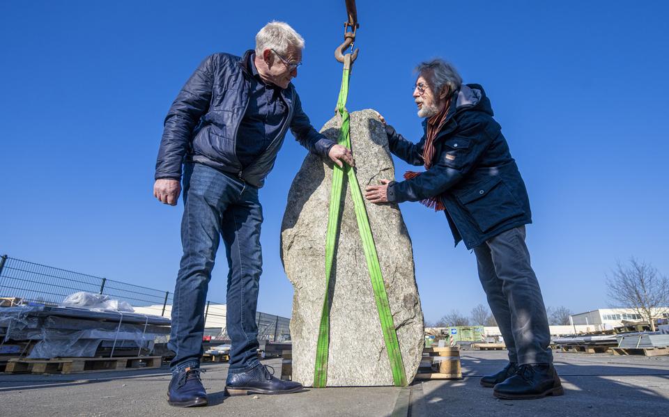 Geert Anninga (links) en Albert Rademaker bij het nieuwe herinneringsmonument in Annen. De steen wordt nu nog bewerkt en op een sokkel geplaatst bij Steenhouwerij Engberts. 