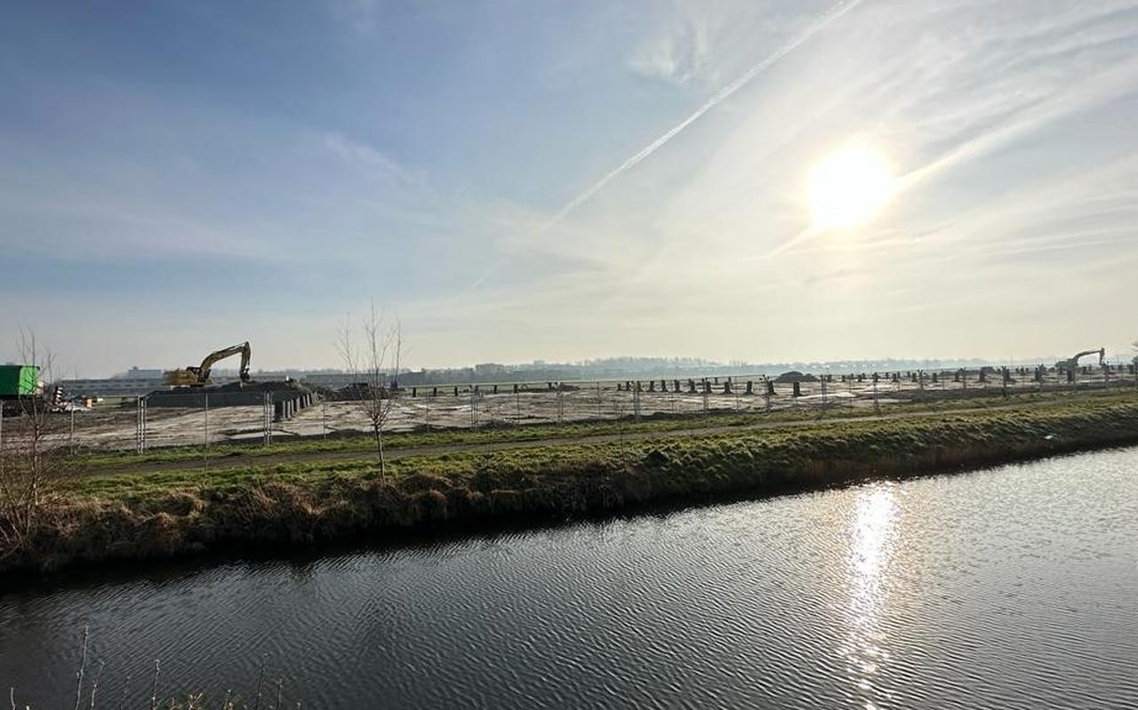 De grondwerkzaamheden voor de aanleg van de noodopvang voor Oekraïners is in volle gang. De grondwerkzaamheden voor de aanleg van de noodopvang voor Oekraïners is in volle gang.