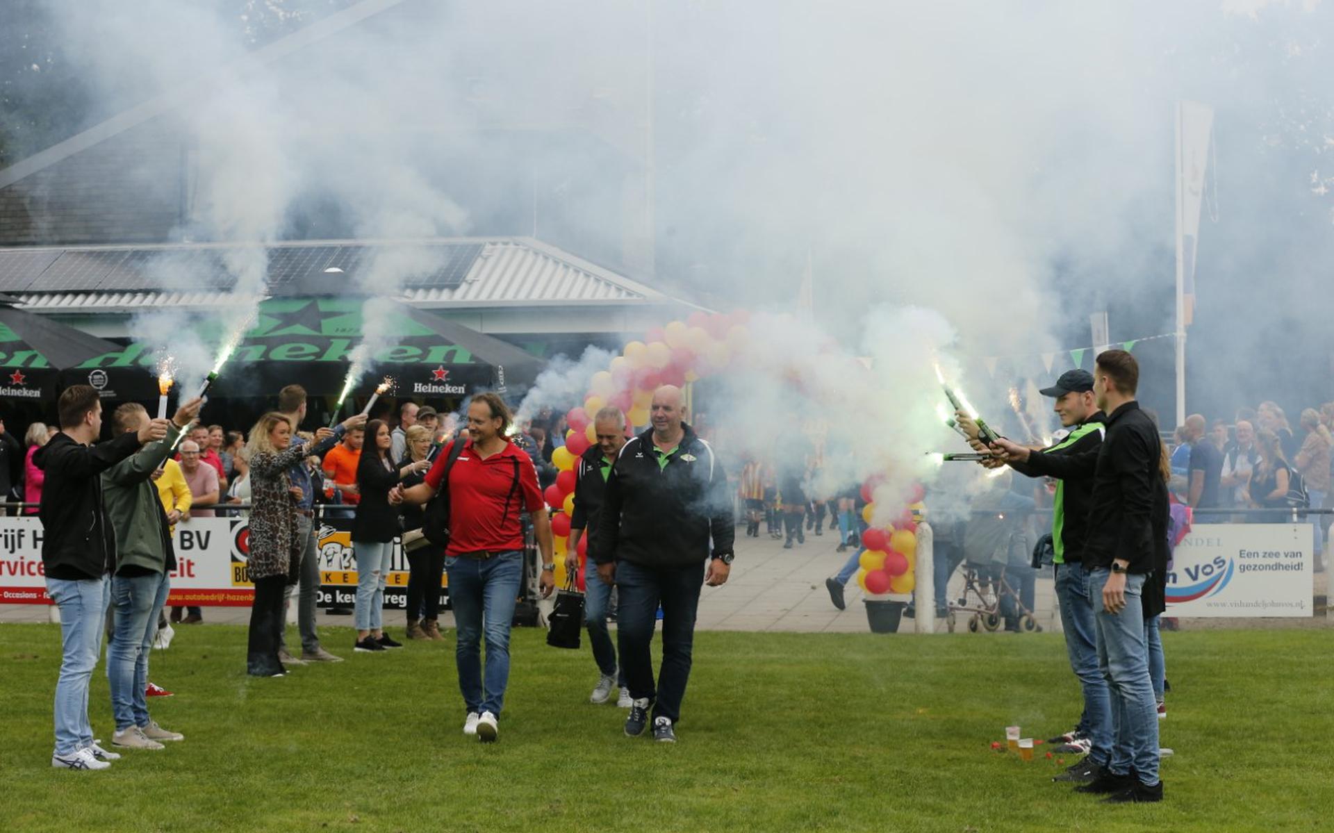 De spelers en staf van VAKO, met voorop trainer Cor Meijer (links, rode shirt), komen het veld op bij de vorige editie van de derby, in Vries. Zaterdag wordt weer vuurwerk verwacht bij 'De Slag om de Vriezerbrug'