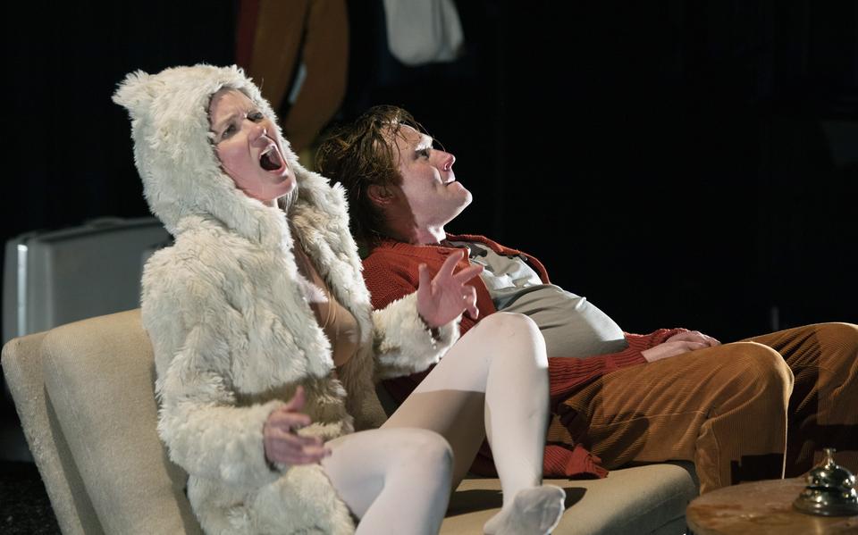 Lotte Dunselman en Wouter van Oord, ver weg van de afstandsbediening.
