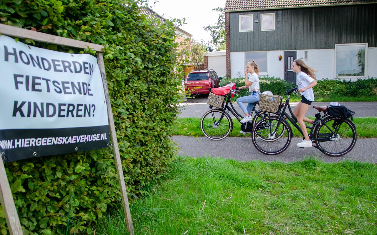 Vrijwel iedere tuin aan de Hoofdweg in Harkstede heeft een protestbord tegen de voorgenomen vestiging van de Skaeve Huse.