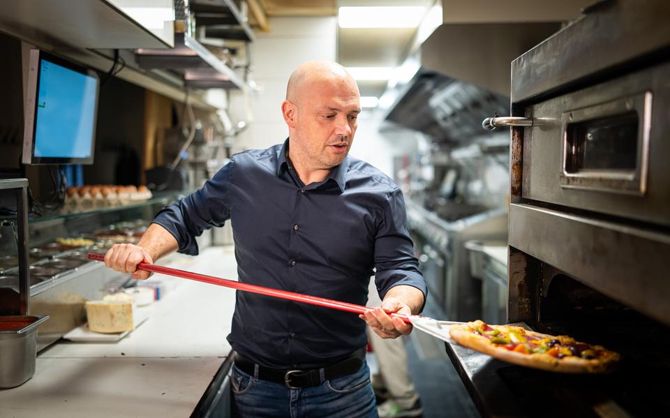 René Contini steekt nog tot 1 maart pizza's in zijn oven. Foto van Jaspar Moulijn