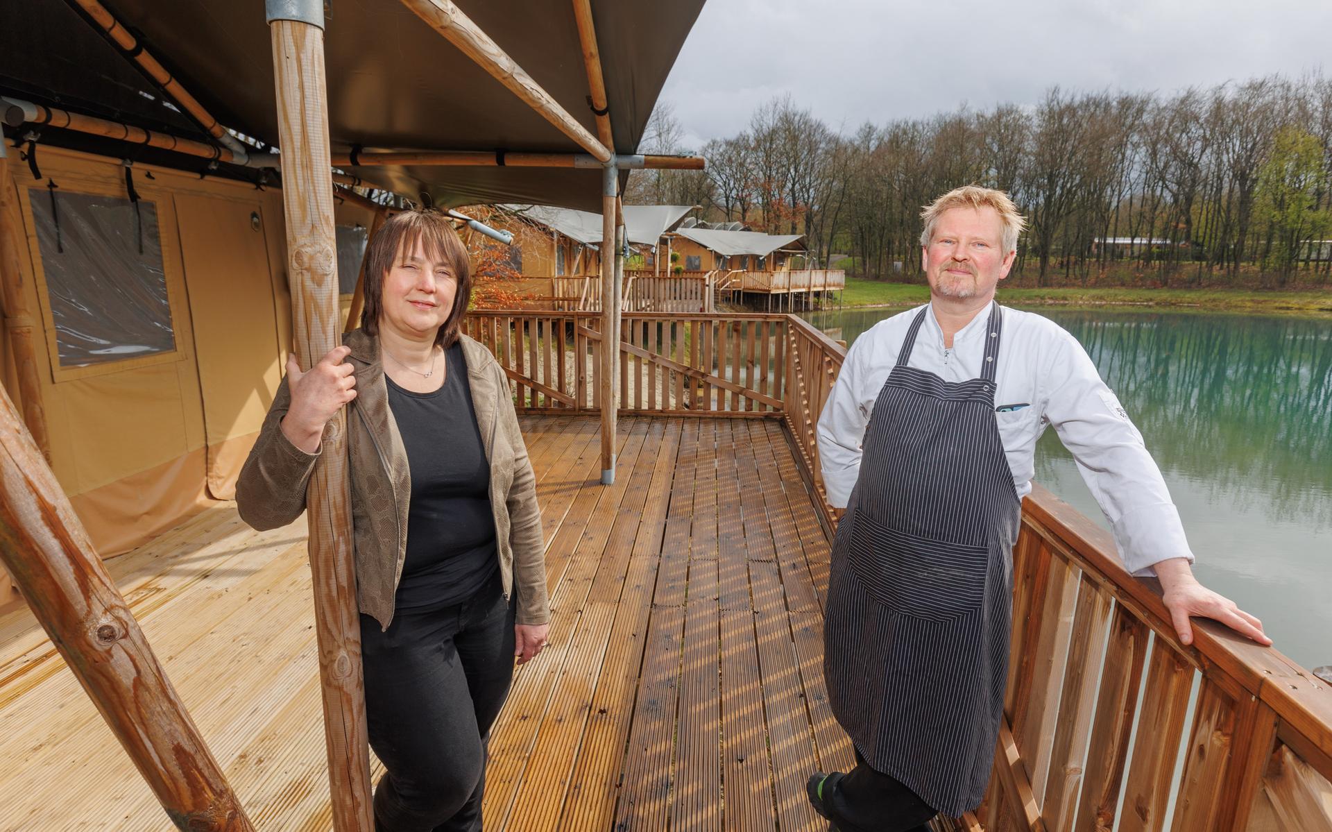Camping Ronostrand, met Gieneke Hartlief (l) en Paul de Groot (r) is klaar voor het nieuwe toeristenseizoen.