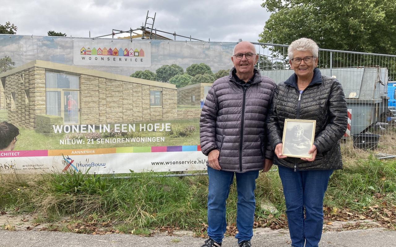 Jan en Hennie Kikkert voor het terrein waar vroeger de lagere school van Hennie stond. In het voorjaar van 2022 betrekken ze een van de 19 seniorenwoningen die op het terrein in Veenoord worden gebouwd. Jan en Hennie Kikkert voor het terrein waar vroeger de lagere school van Hennie stond. In het voorjaar van 2022 betrekken ze een van de 19 seniorenwoningen die op het terrein in Veenoord worden gebouwd.
