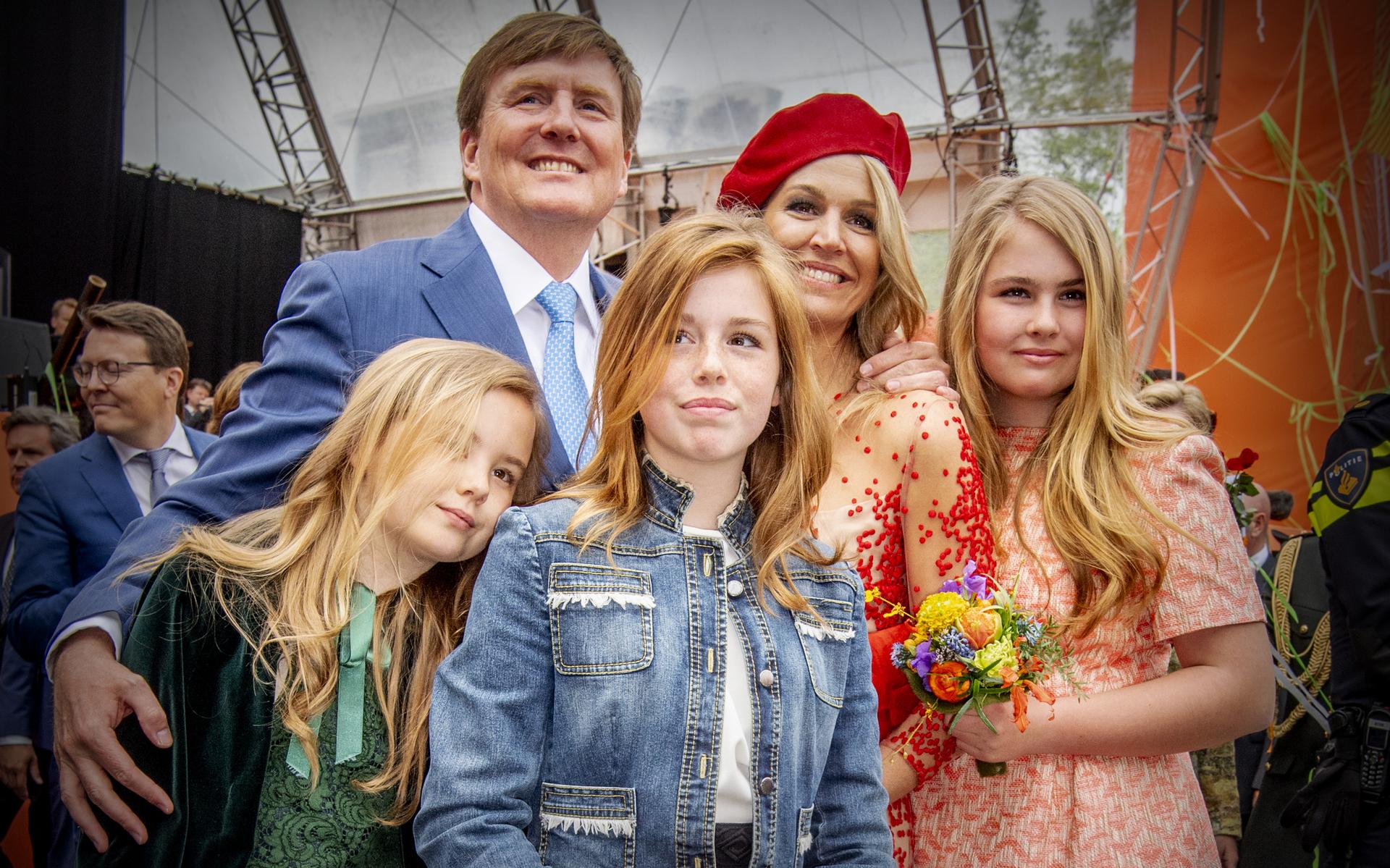 Koning Willem-Alexander, koningin Maxima en prinsessen Amalia, Ariane en Alexia tijdens Koningsdag 2018 in Groningen.