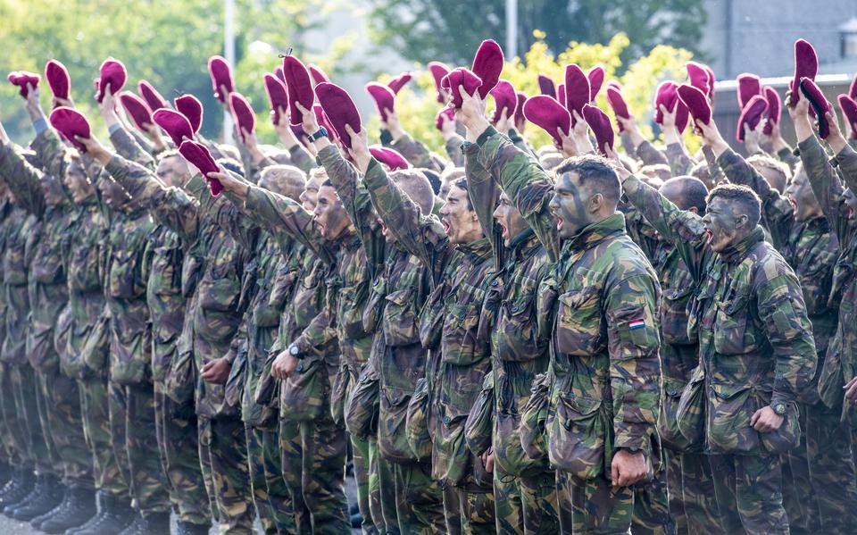 Archiefplaat: een nieuwe lichting van de Luchtmobiele Brigade Assen ontvangt op de JWF-kazerne de rode baret. 