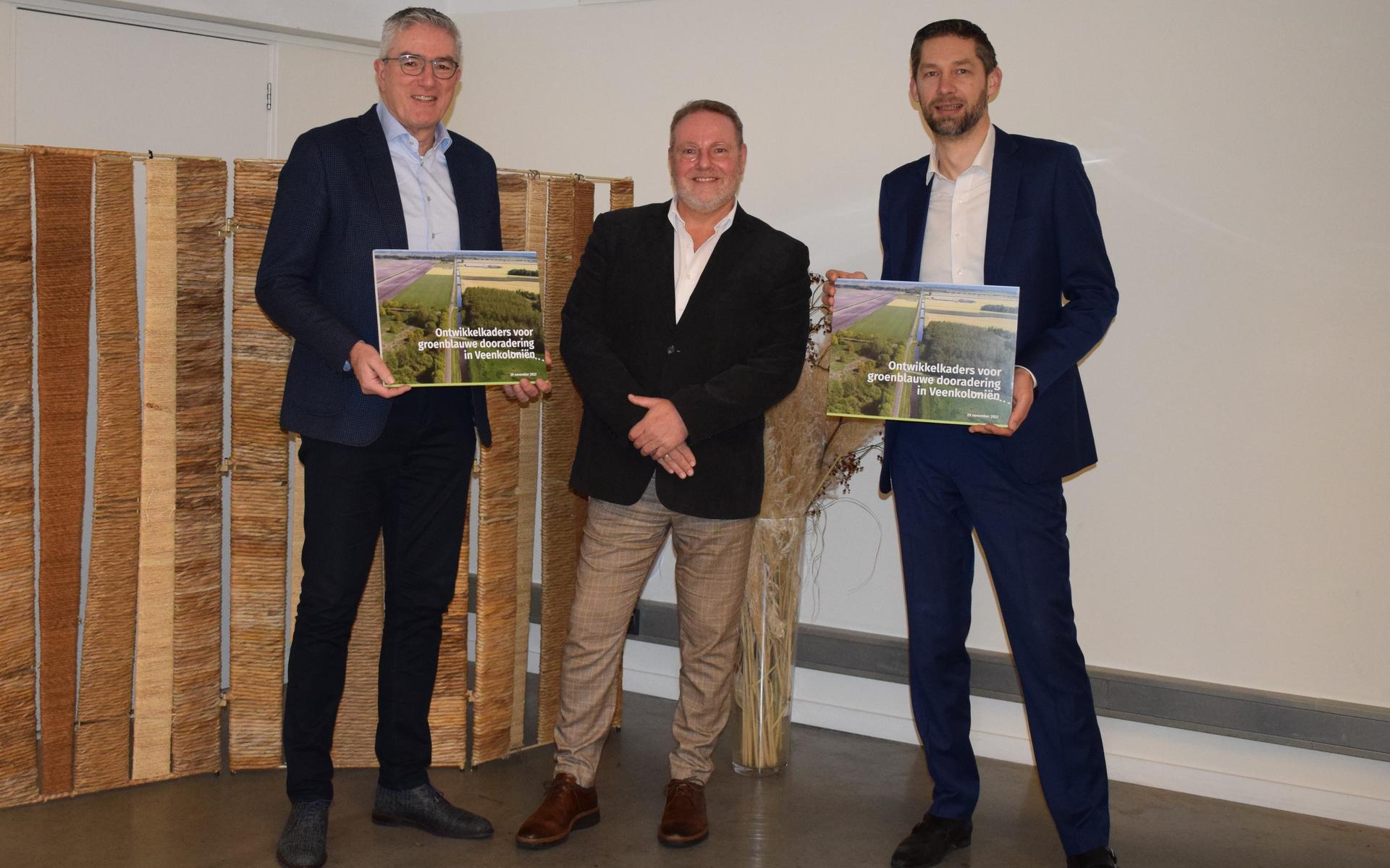 De overhandiging van het plan, met v.l.n.r.: gedeputeerde Henk Jumelet (provincie Drenthe), Peter Gelling (Agenda voor de Veenkoloniën) en gedeputeerde Johan Hamster (provincie Groningen). Foto: Provincie Groningen