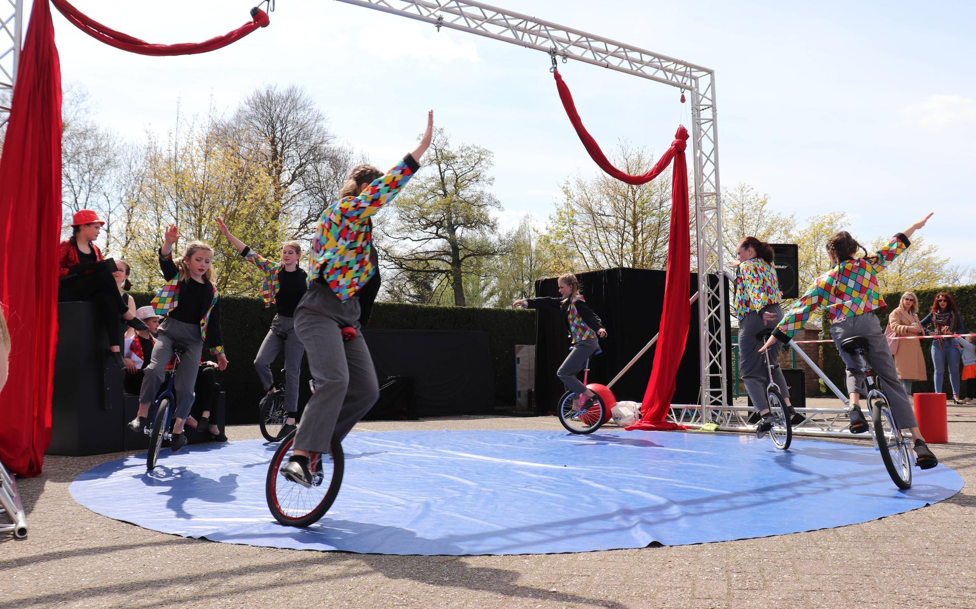 Circus OkiDoki speelt Charlie’s droom in dorpshuis De Schakel in Koekange