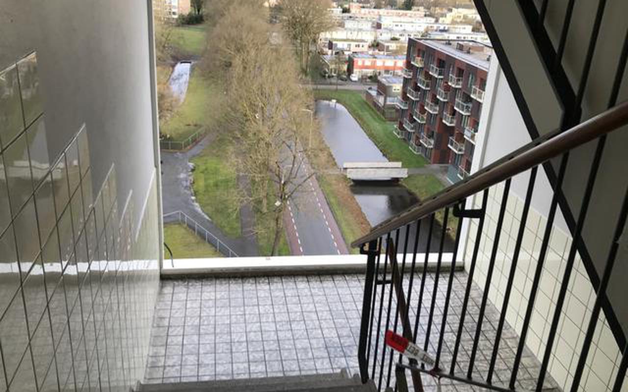 Op de een na hoogte verdieping van flat De Arend gaapte na de stormkracht een groot gat in het trappenhuis