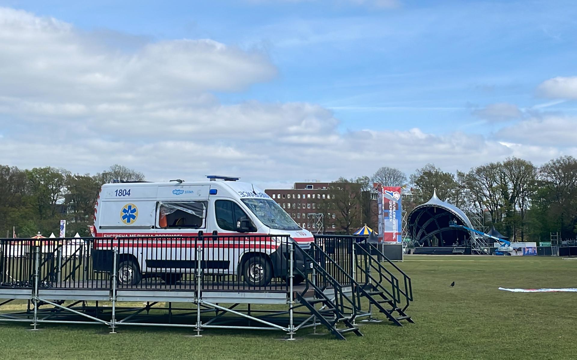Een kapotgeschoten ambulance staat op de Drafbaan van Groningen.