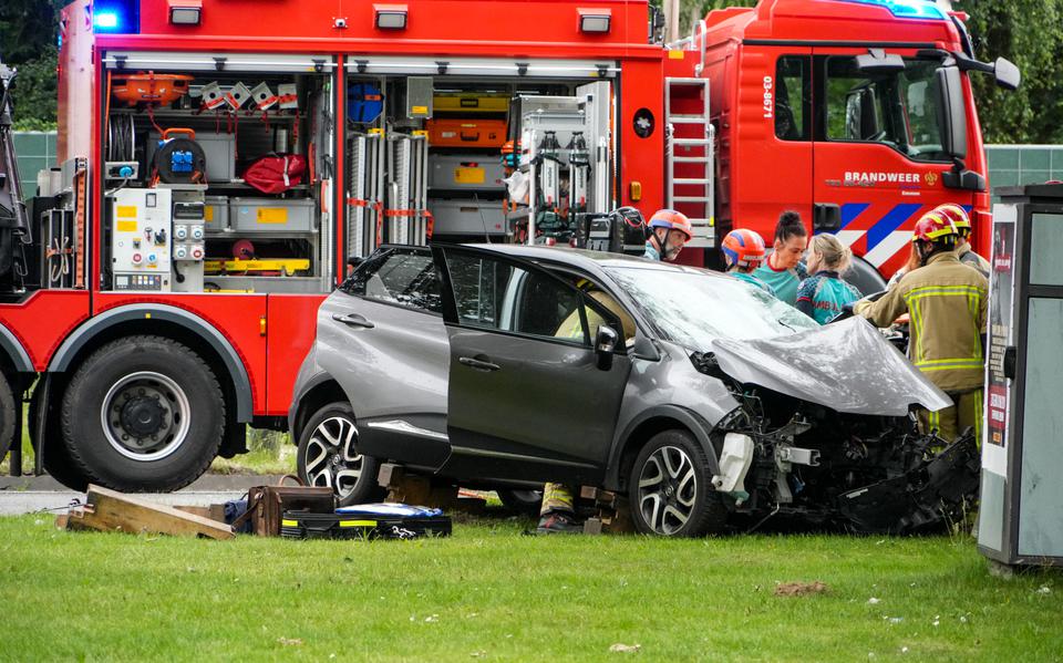 Op de Rondweg in Emmen is de bestuurder van een auto dinsdagmiddag ernstig gewond geraakt door een aanrijding met een vrachtwagen.
