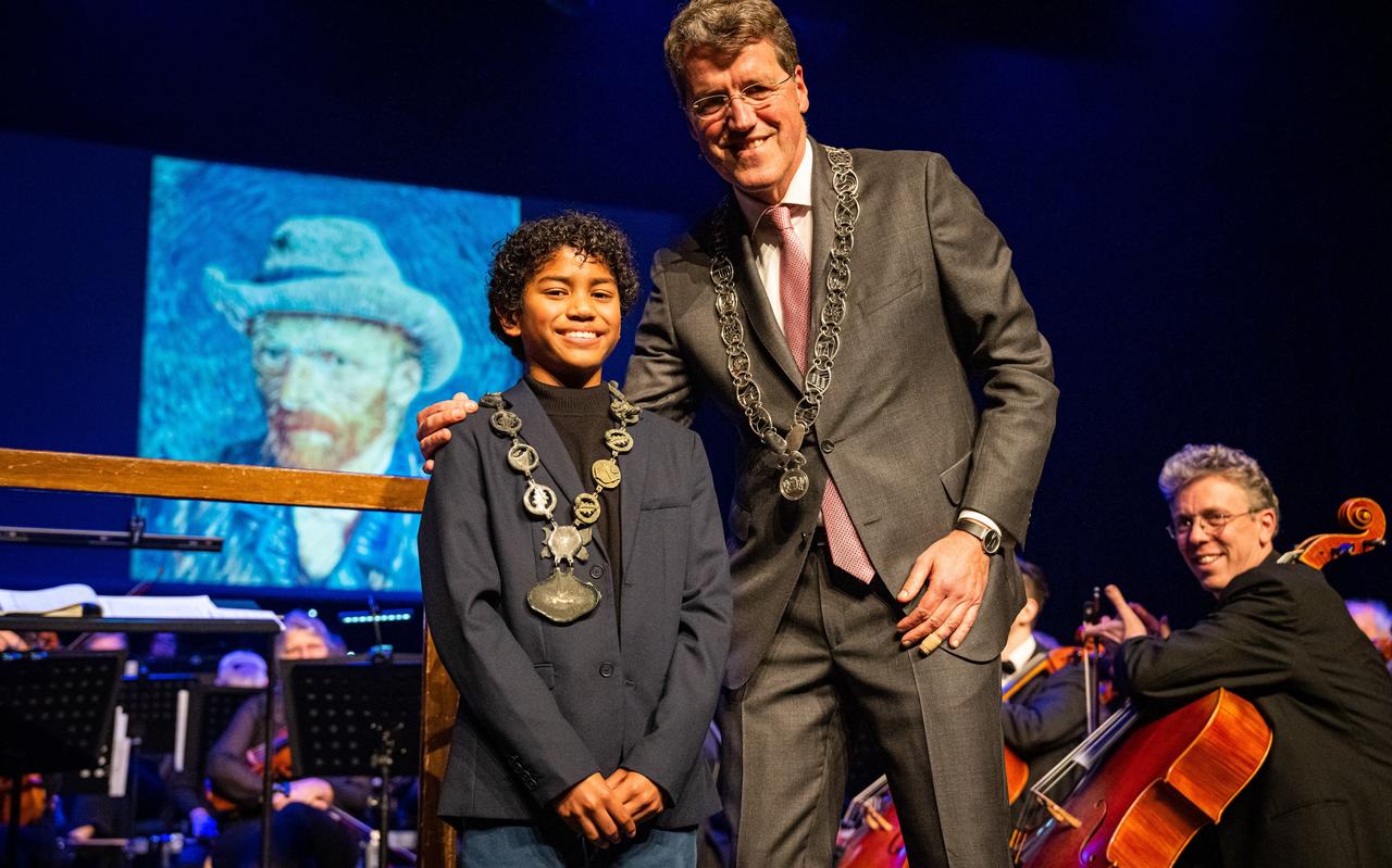 Emmen heeft haar eerste kinderburgemeester gevonden in Jayvion. Trots poseert hij met zijn ambtsketting naast collega-burgemeester Eric van Oosterhout. Emmen heeft haar eerste kinderburgemeester gevonden in Jayvion. Trots poseert hij met zijn ambtsketting naast collega-burgemeester Eric van Oosterhout.
