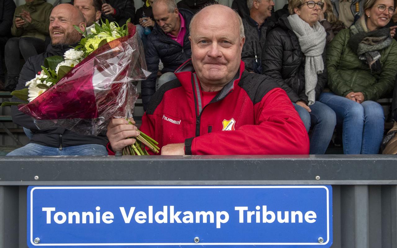 Tonnie Veldkamp op de tribune van S.C. Erica, die nu zijn naam draagt. Tonnie Veldkamp op de tribune van S.C. Erica, die nu zijn naam draagt.