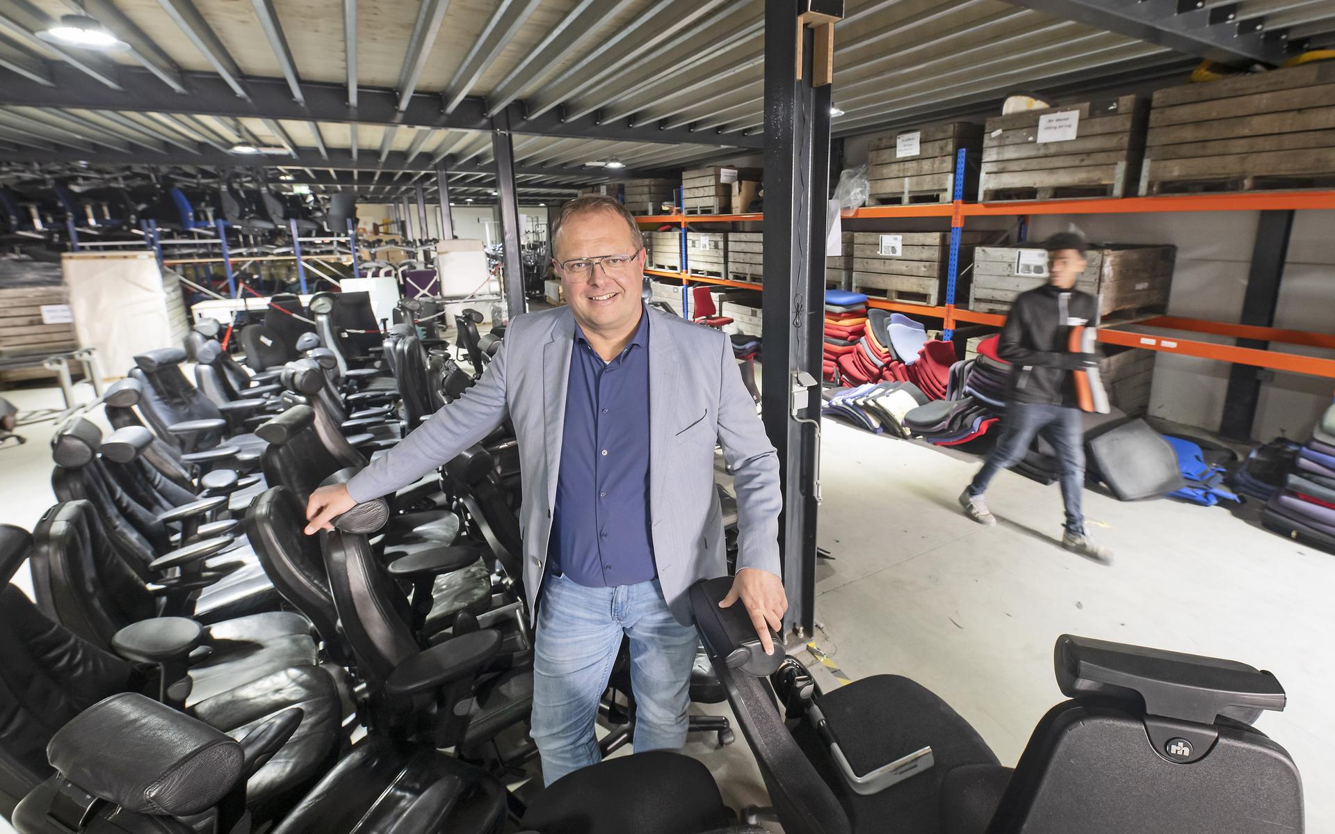 Eigenaar Jan Douwe Boersma van Opnieuw, een sociale onderneming die kantoormeubilair maakt van oude producten en afvalstromen.