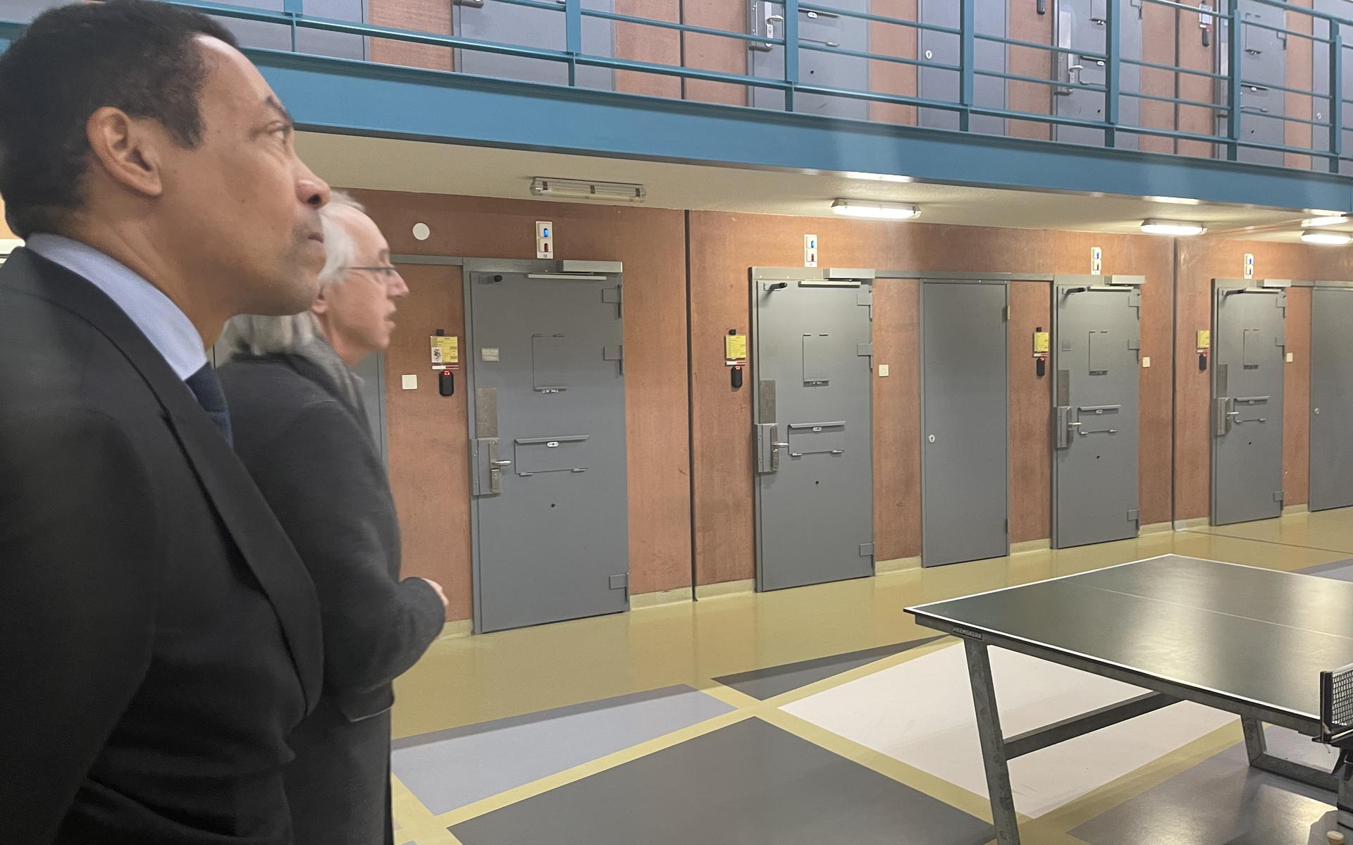 Minister Weerwind (voorgrond) en gevangenisdirecteur Laurens Huizenga van PI Ter Apel