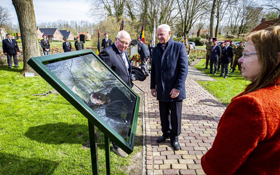 Marc Daemen (midden) en zijn zus Bea (rechts) hebben zojuist in Veele het gedenkteken bij het monument aan de Wedderstraat onthuld.