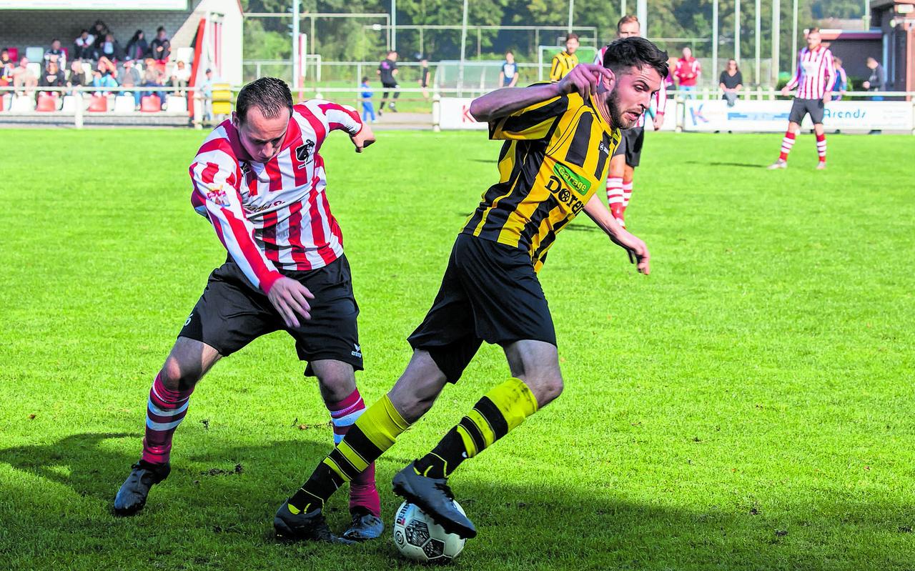 Wesley Lap van Noordster (links) wordt gepasseerd door Norger Robert Elsinga. Wesley Lap van Noordster (links) wordt gepasseerd door Norger Robert Elsinga.