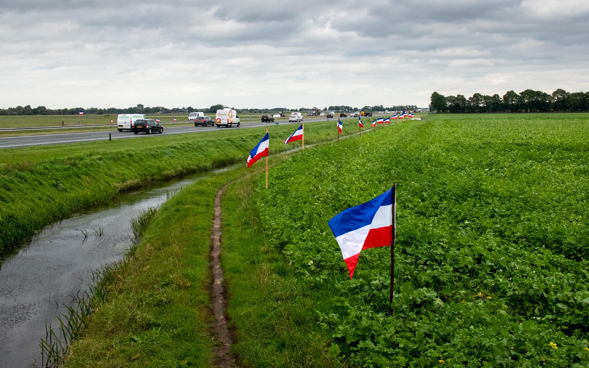 Langs de A7 tussen Frieschepalen en Marum hangen nog steeds veel omgekeerde Nederlandse vlaggen