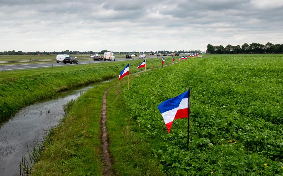Langs de A7 tussen Frieschepalen en Marum hangen nog steeds veel omgekeerde Nederlandse vlaggen