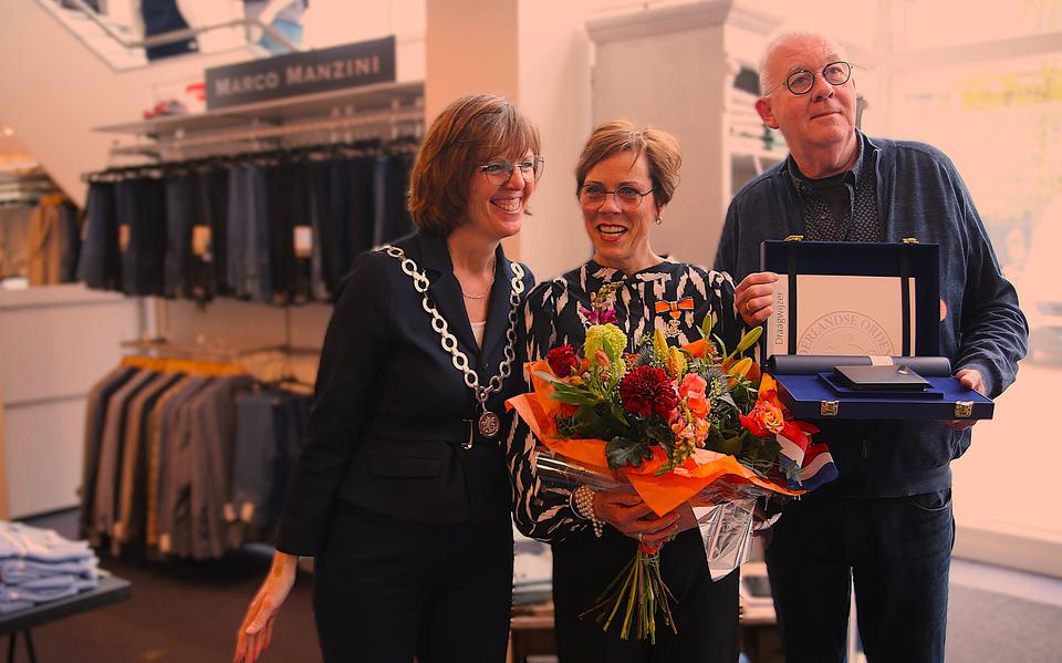 Trea Gols met haar man Henk, die zijn vrouw met een smoesje naar De Raad Mode lokte. Links burgemeester Sikkema.
