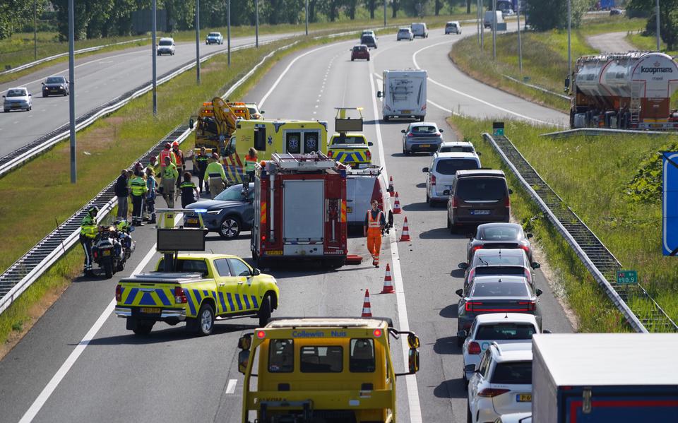 De A7 tussen Leek en Westpoort is in de richting van Groningen afgesloten na een ongeluk.