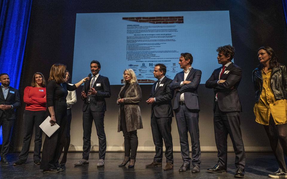 De Groningse volksvertegenwoordigers en bestuurders waren woemsdag bijeen in Delfzijl om een gezamenlijke reactie te geven op de uitkomsten van de parlementaire enqu�te gaswinning. (Foto: ProNews Producties)