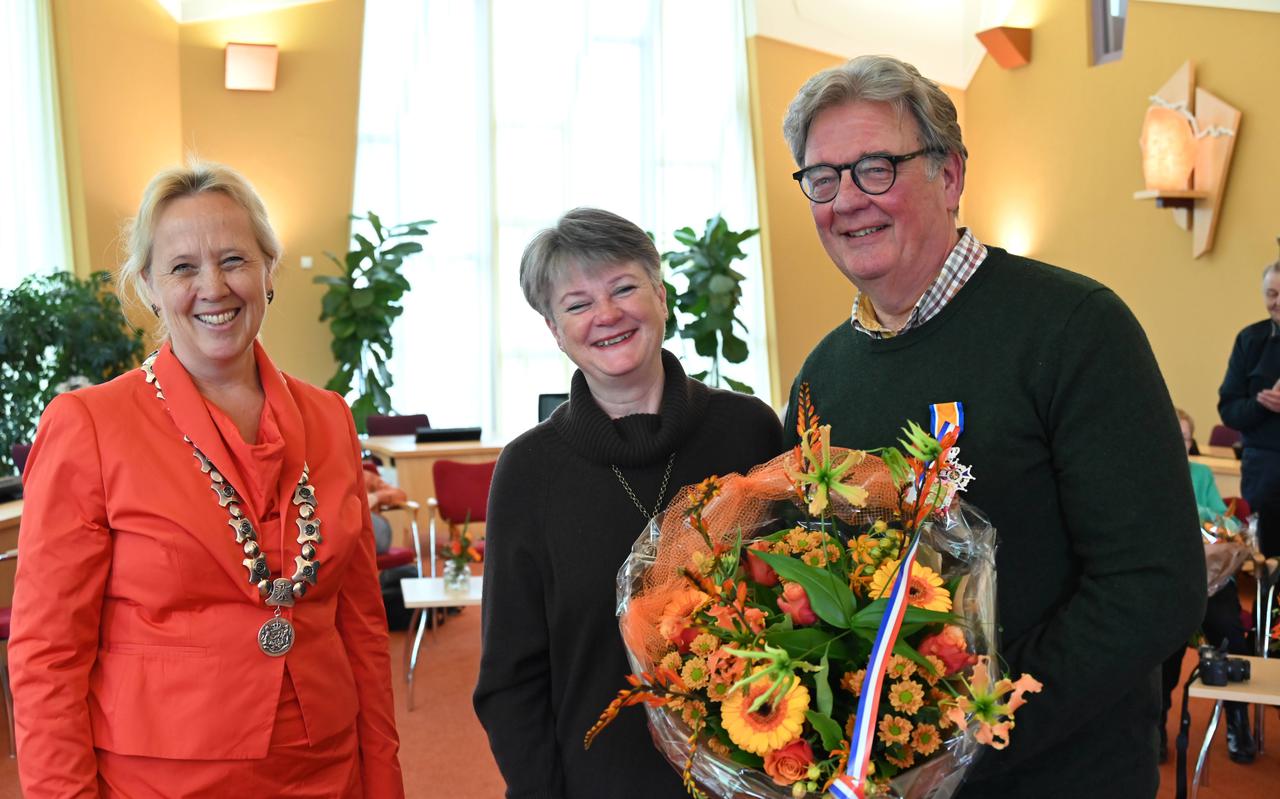 Herman Steendam is Ridder, naast hem zijn trotse vrouw Mirjam en geheel links de burgemeester.