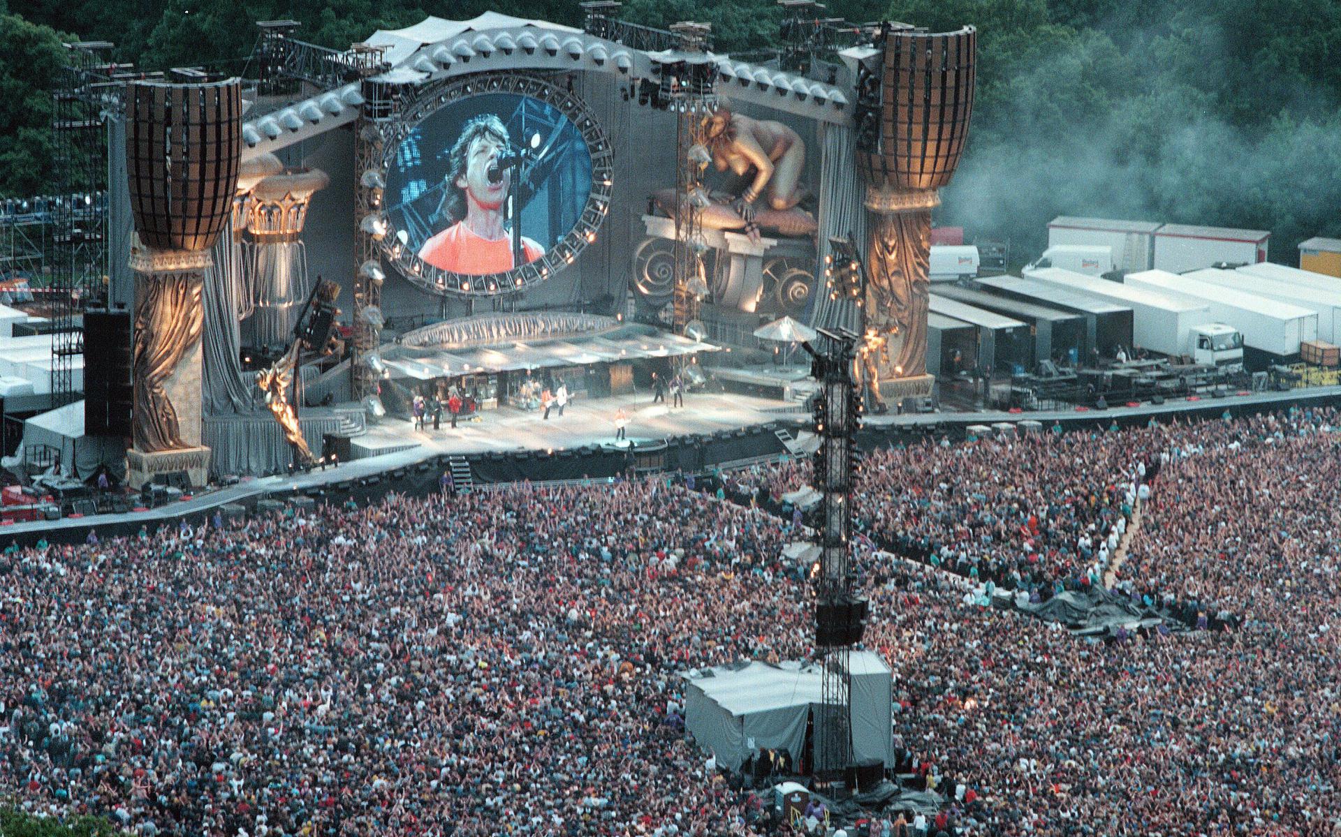 De dichtopeenkepakte mensenmassa in het Groninger Stadspark tijdens het  concert van de Rolling Stones in 1999.