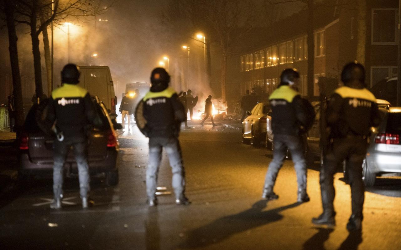 Onrust in Paddepoel in de aanloop naar de jaarwisseling naar 2019. Met een vuurwerkverbod en coronamaatregelen is er hoop dat het dit jaar rustig blijft, maar ook vrees dat de frustratie andere uitlaatkleppen zoekt. Onrust in Paddepoel in de aanloop naar de jaarwisseling naar 2019. Met een vuurwerkverbod en coronamaatregelen is er hoop dat het dit jaar rustig blijft, maar ook vrees dat de frustratie andere uitlaatkleppen zoekt.