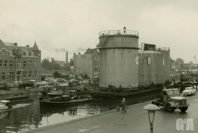 Groningen in 1960: Vijf reusachtige olietanks varen krap door brug 1 van het Eemskanaal