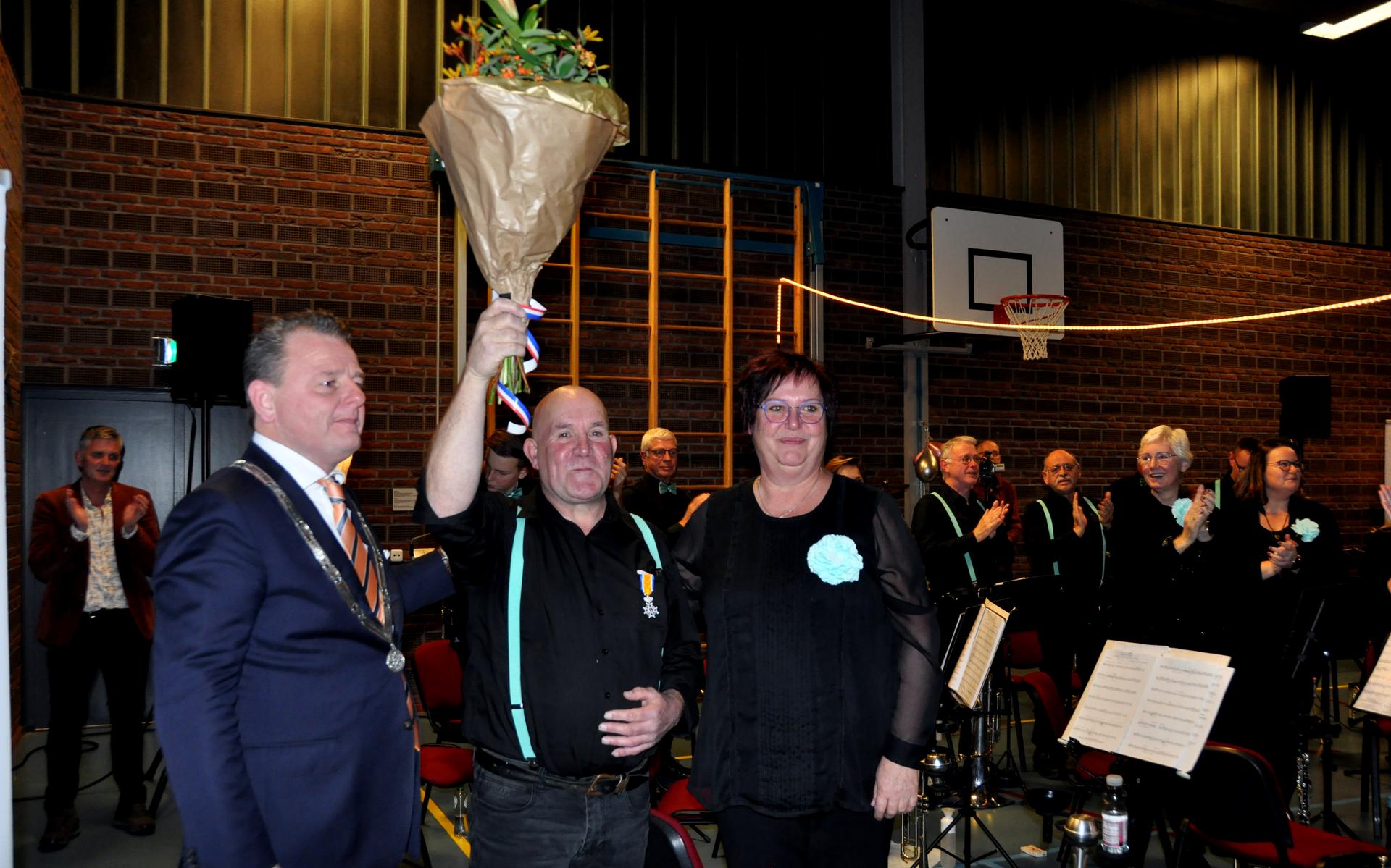 Lintje voor Jan Benjamins uit Coevorden bij concert van De Breibergers in Dalerpeel. ‘Mijn vader was