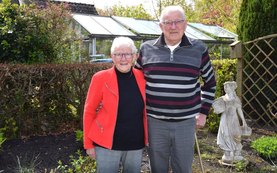 Geert en Jantje Lutjes uit Gieten zijn 65 jaar getrouwd. 