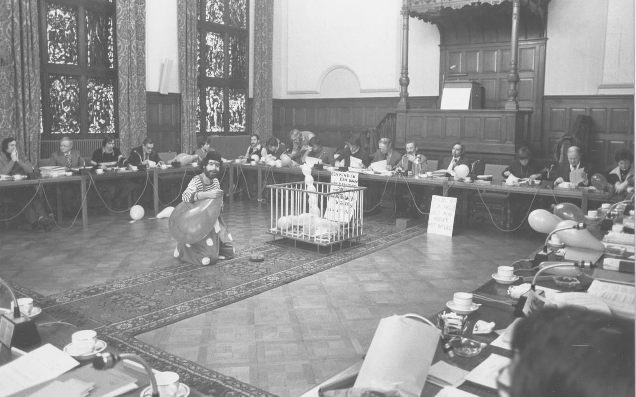 Een actie voor kinderopvang tijdens een vergadering van de universiteitsraad in 1980. 