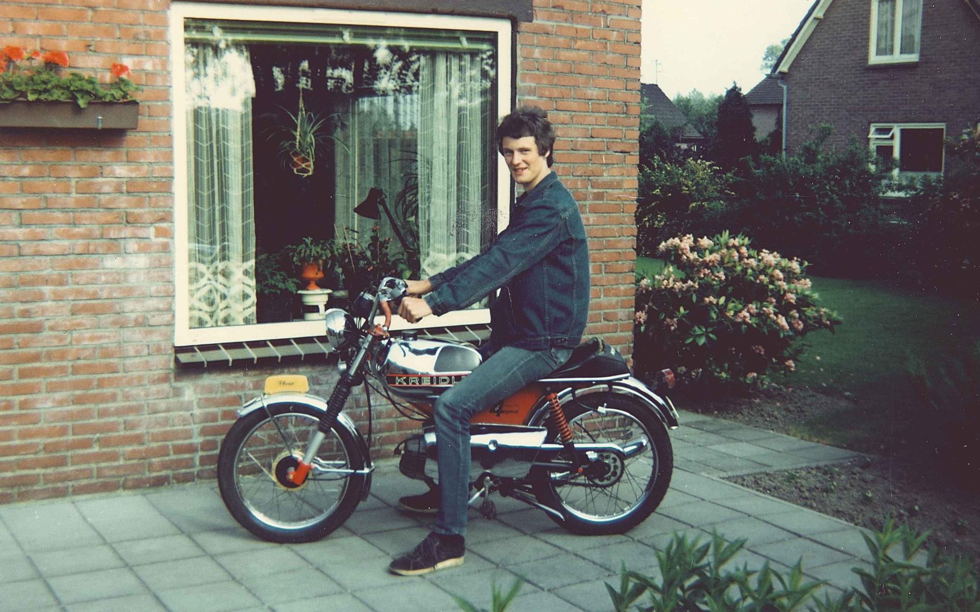 Brommernostalgie: jongeman op zijn Kreidler.