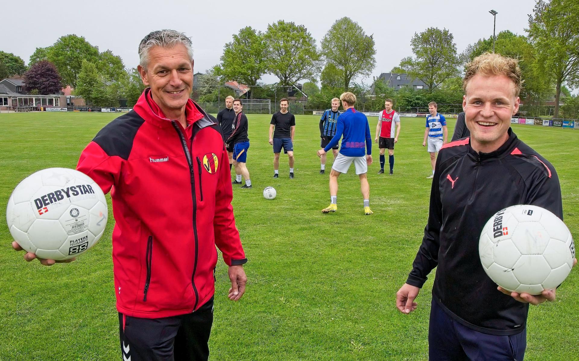 Trainer Klaas Mijnheer (links) en aanvoerder Lars Heuvelman van Vitesse'63 kunnen lachen na zeven winstpartijen op rij.