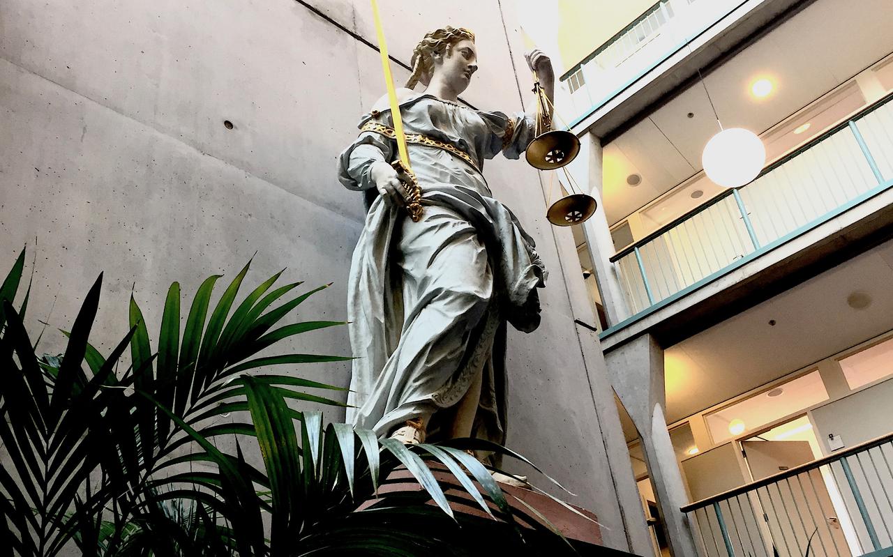 Vrouwe Justitia in de hal van de rechtbank in Groningen