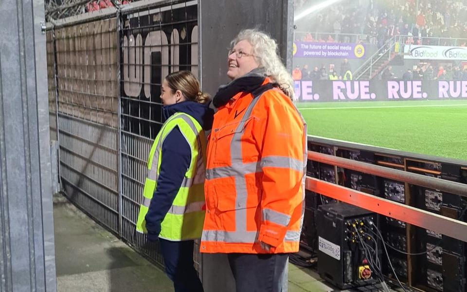 Rina Exel als steward bij FC Emmen. Al dertig jaar is ze in die rol kind aan huis in het stadion De Oude Meerdijk.