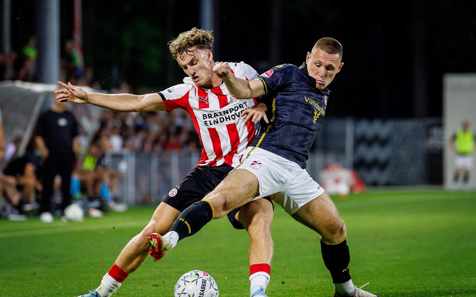 Invaller Freddy Quispel (rechts) maakte de 2-1 namens FC Emmen.