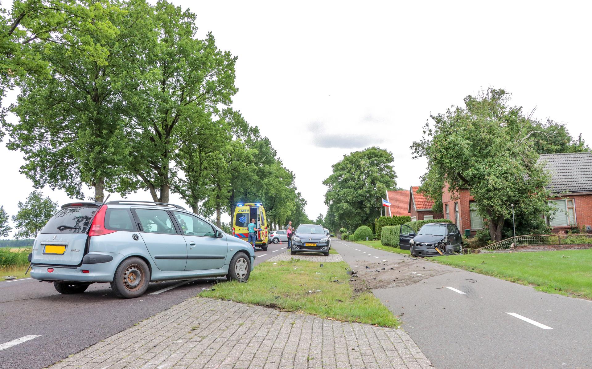 Automobilist belandt in voortuin na botsing met andere auto in Barger-Compascuum