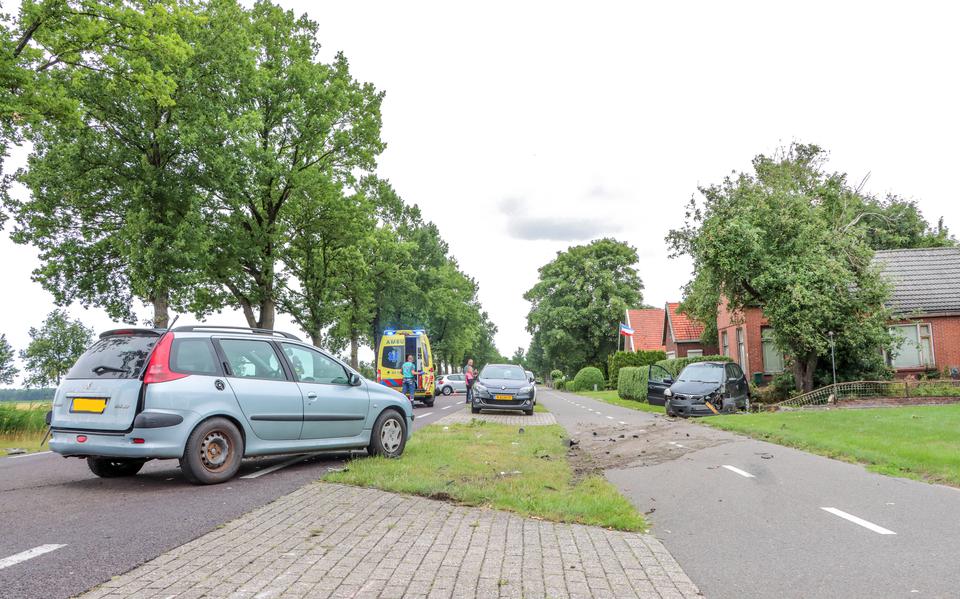 Auto beland in voortuin na botsing Barger-Compascuum.