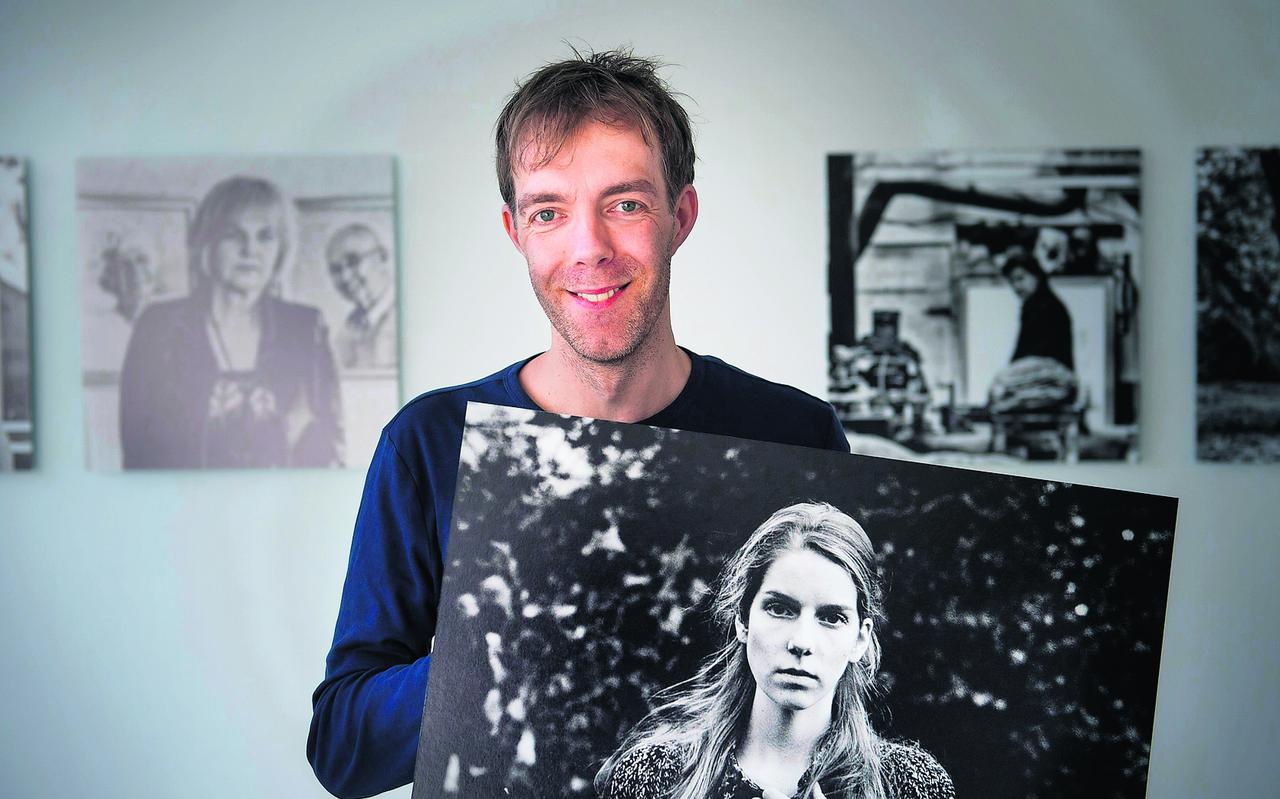 Fotograaf Richard Lahuis met zijn portret van Jante Wortel.
