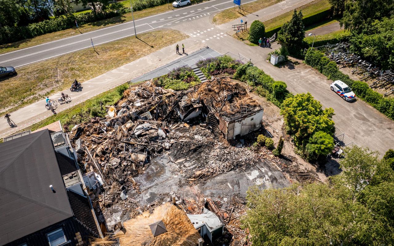 Een grote brand legde het voormalige hotel in de as. Een grote brand legde het voormalige hotel in de as.