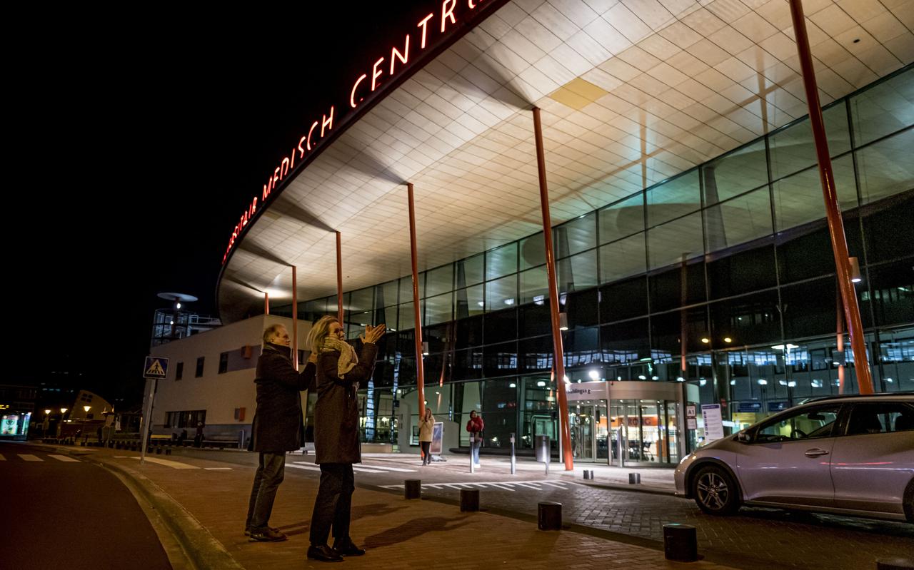 Applaudisseren voor het zorgpersoneel in het UMC Groningen. Applaudisseren voor het zorgpersoneel in het UMC Groningen.